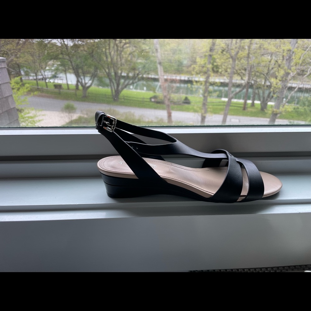 NWOT Tod’s wedge sandals size 38